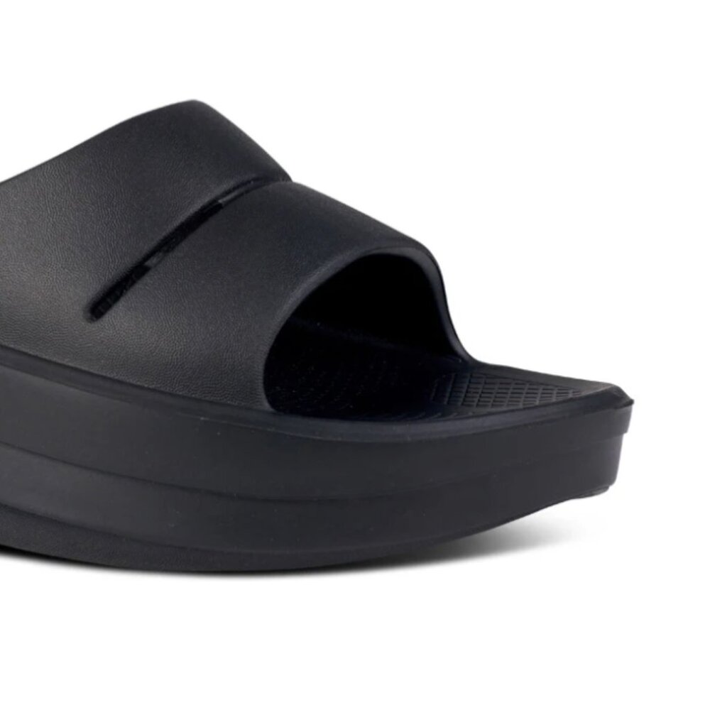 OOFOS OOMEGA OOAHH Sandal - Black, 7